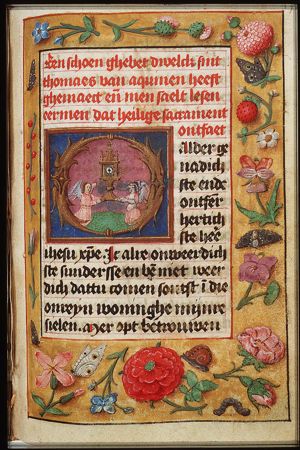 Two angels showing the Holy Sacrament
