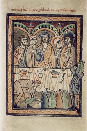 Mary, with her right hand in front of her chest with the palm in front view, turns her head to her left, to Christ who makes a blessing gesture with his right hand in front of his chest and stretches his left arm downward; the bridegroom (or the architriclinus?), wearing a Jew-hat, holding a cup; the bride with her hand in front of her chest; the architriclinus (or the groom?) behind the bride, makes a speaking gesture with his hand in front of his chest; a servant pours wine into a cup from a jar, bending forward; another one holds a jar on his shoulder; four more jars in front of the table; architectural setting.